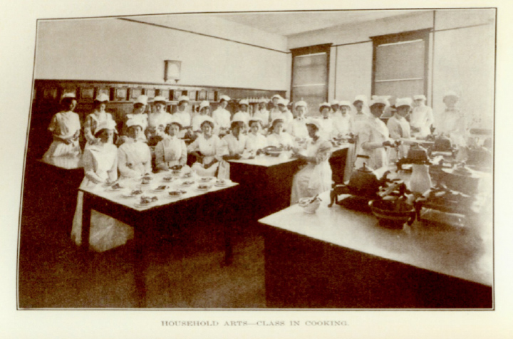 Group Photo of a cooking class in 1912